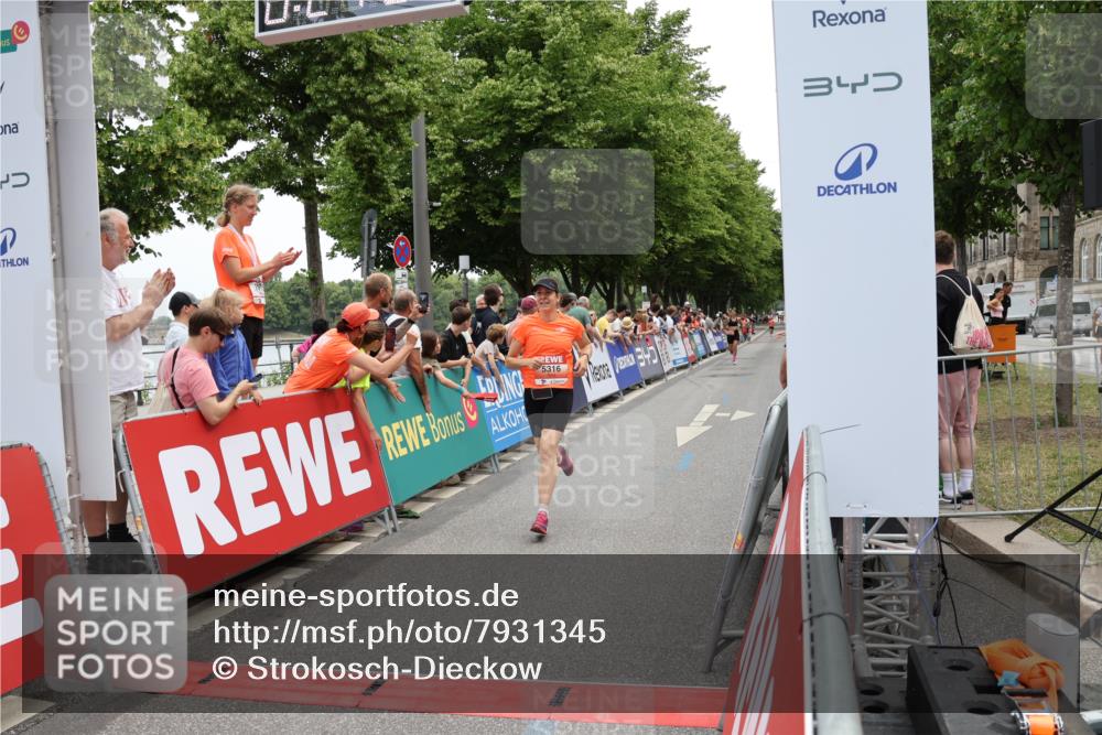 15.06.2025 - REWE Women's Run Strokosch-Dieckow http://msf.ph/oto/7931345 15.06.2025 10:54:25 Ziel 5024, 5316 meine-sportfotos.de