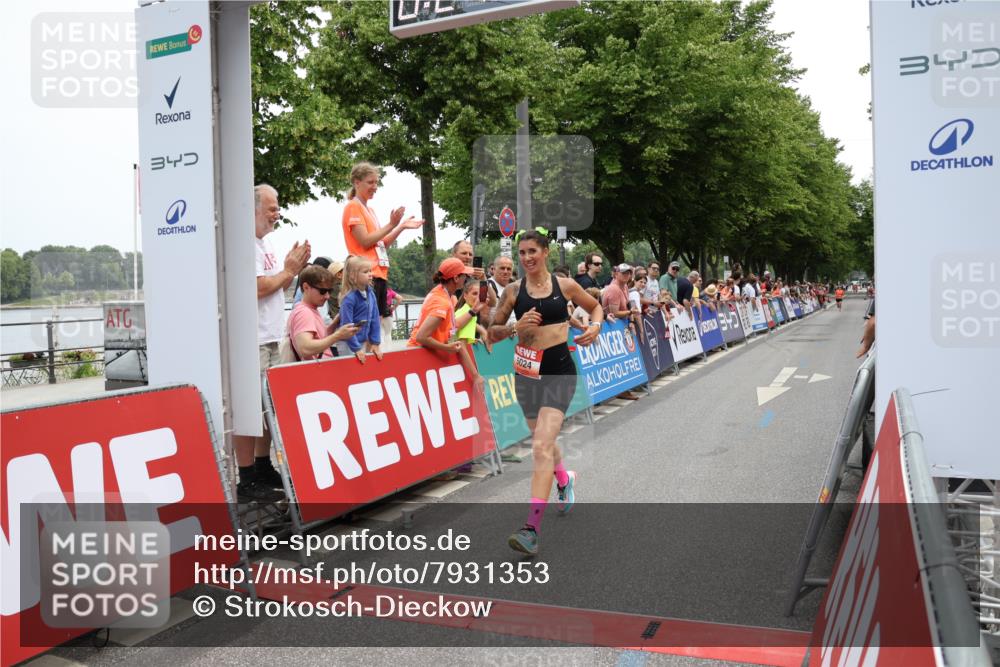 15.06.2025 - REWE Women's Run Strokosch-Dieckow http://msf.ph/oto/7931353 15.06.2025 10:54:31 Ziel 5024, 5316 meine-sportfotos.de