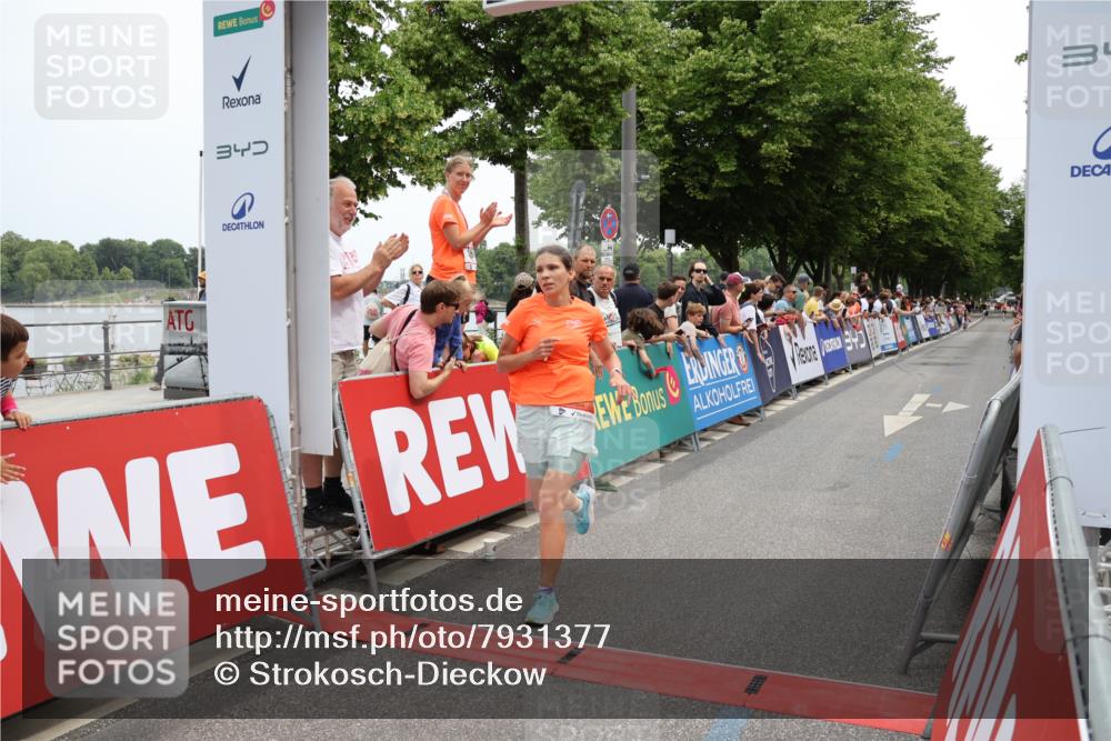 15.06.2025 - REWE Women's Run Strokosch-Dieckow http://msf.ph/oto/7931377 15.06.2025 10:55:25 Ziel 5485 meine-sportfotos.de