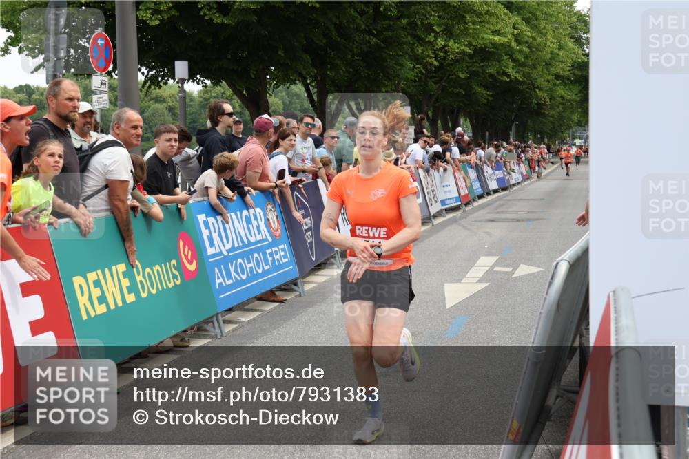15.06.2025 - REWE Women's Run Strokosch-Dieckow http://msf.ph/oto/7931383 15.06.2025 10:55:45 Ziel 5511 meine-sportfotos.de