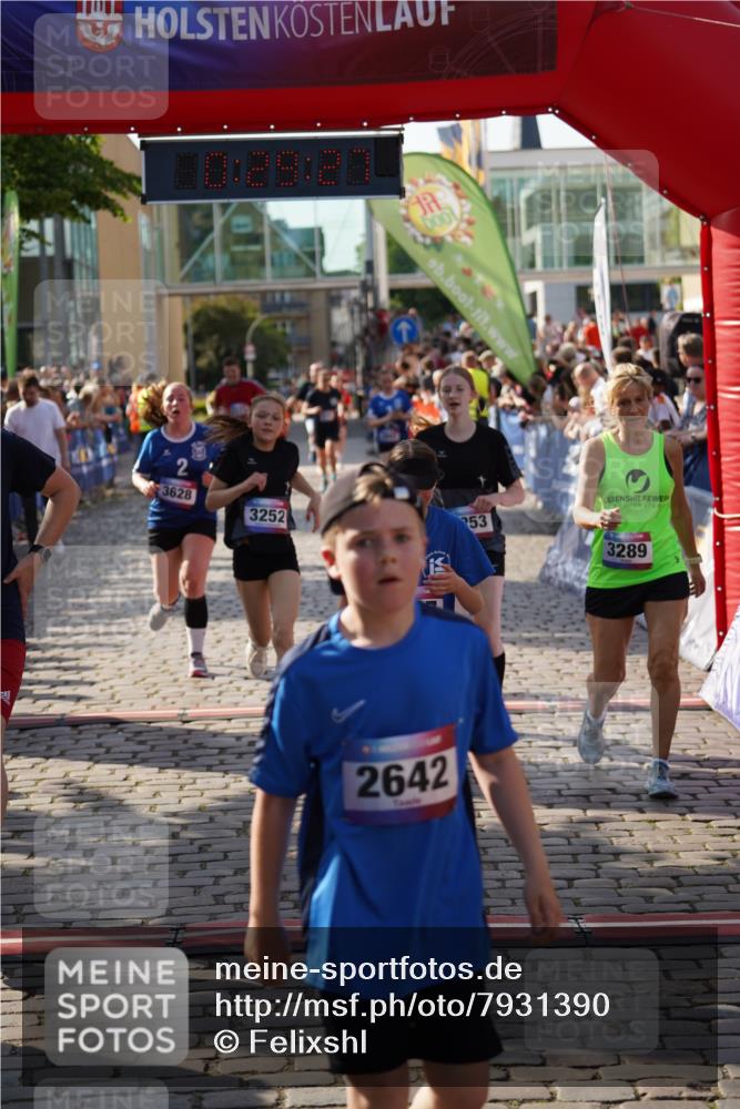 13.06.2025 - Holstenköstenlauf Felixshl http://msf.ph/oto/7931390 13.06.2025 17:59:28 Laufen 2221, 2642, 2904, 3017, 3252, 3253, 3289, 3583, 3628, 3714, 3717, 3973 meine-sportfotos.de