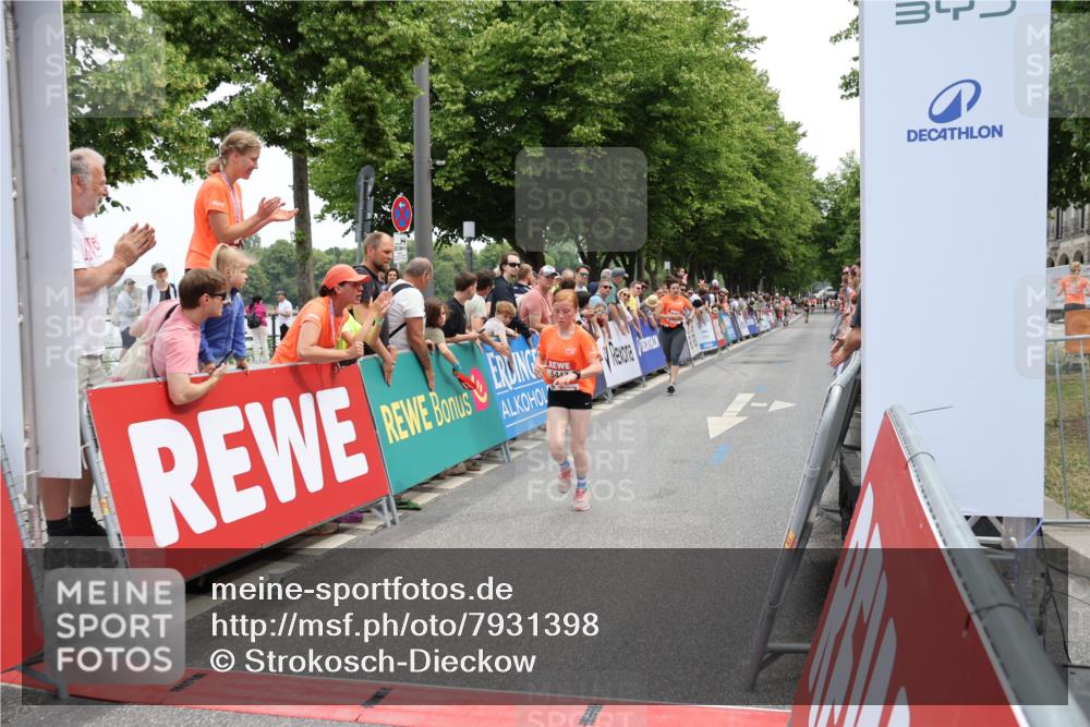 15.06.2025 - REWE Women's Run Strokosch-Dieckow http://msf.ph/oto/7931398 15.06.2025 10:56:06 Ziel 5179, 5447 meine-sportfotos.de