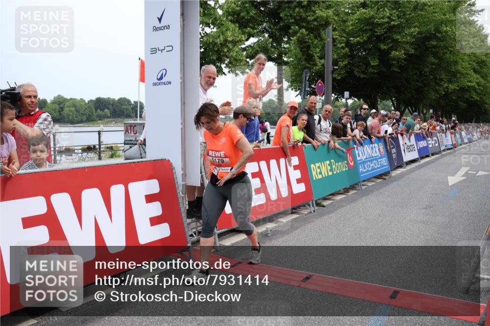15.06.2025 - REWE Women's Run Strokosch-Dieckow http://msf.ph/oto/7931414 15.06.2025 10:56:10 Ziel 5179, 5447 meine-sportfotos.de
