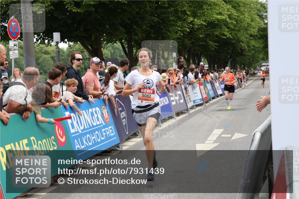 15.06.2025 - REWE Women's Run Strokosch-Dieckow http://msf.ph/oto/7931439 15.06.2025 10:56:40 Ziel 5067, 5082, 5372 meine-sportfotos.de