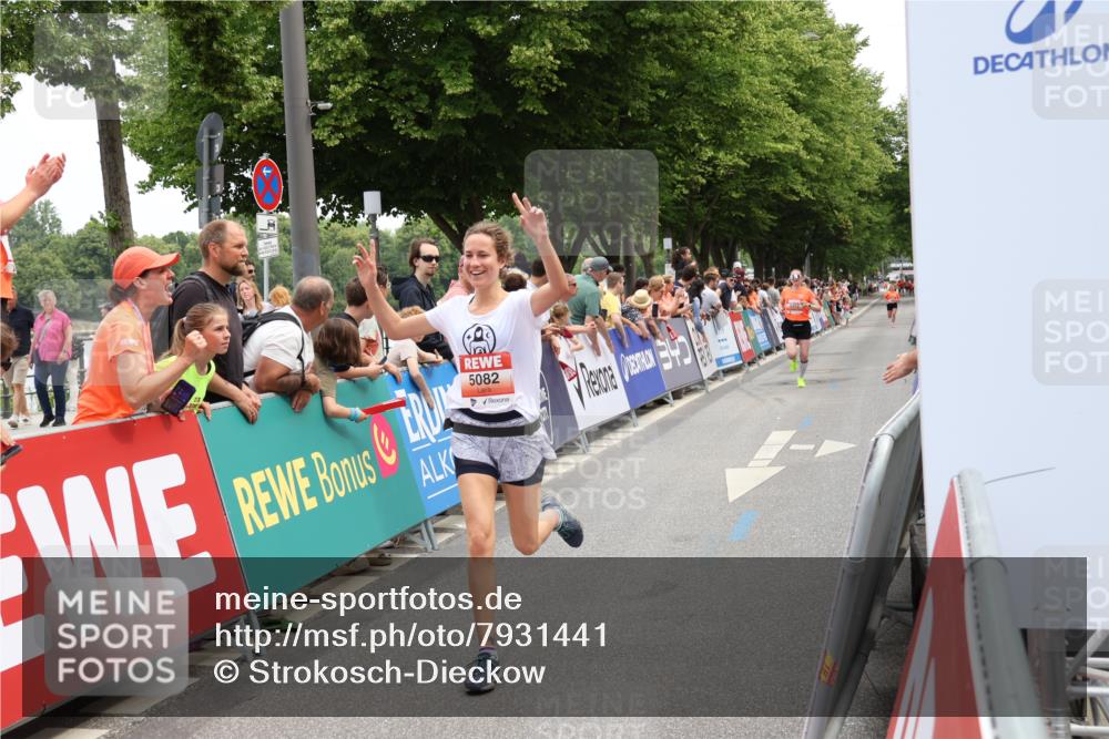15.06.2025 - REWE Women's Run Strokosch-Dieckow http://msf.ph/oto/7931441 15.06.2025 10:56:40 Ziel 5067, 5082, 5372 meine-sportfotos.de
