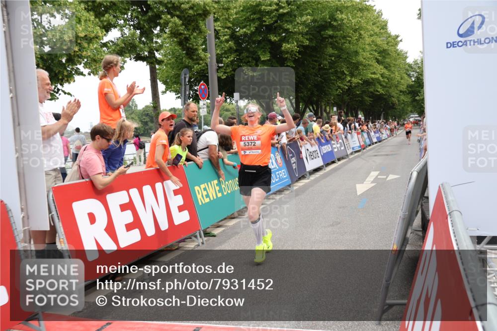 15.06.2025 - REWE Women's Run Strokosch-Dieckow http://msf.ph/oto/7931452 15.06.2025 10:56:44 Ziel 5082, 5372, 5576 meine-sportfotos.de