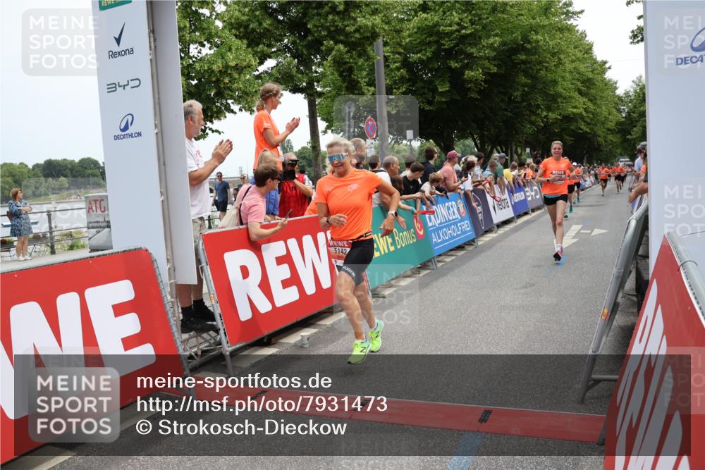 15.06.2025 - REWE Women's Run Strokosch-Dieckow http://msf.ph/oto/7931473 15.06.2025 10:57:23 Ziel 5142, 5326, 5537, 5656 meine-sportfotos.de