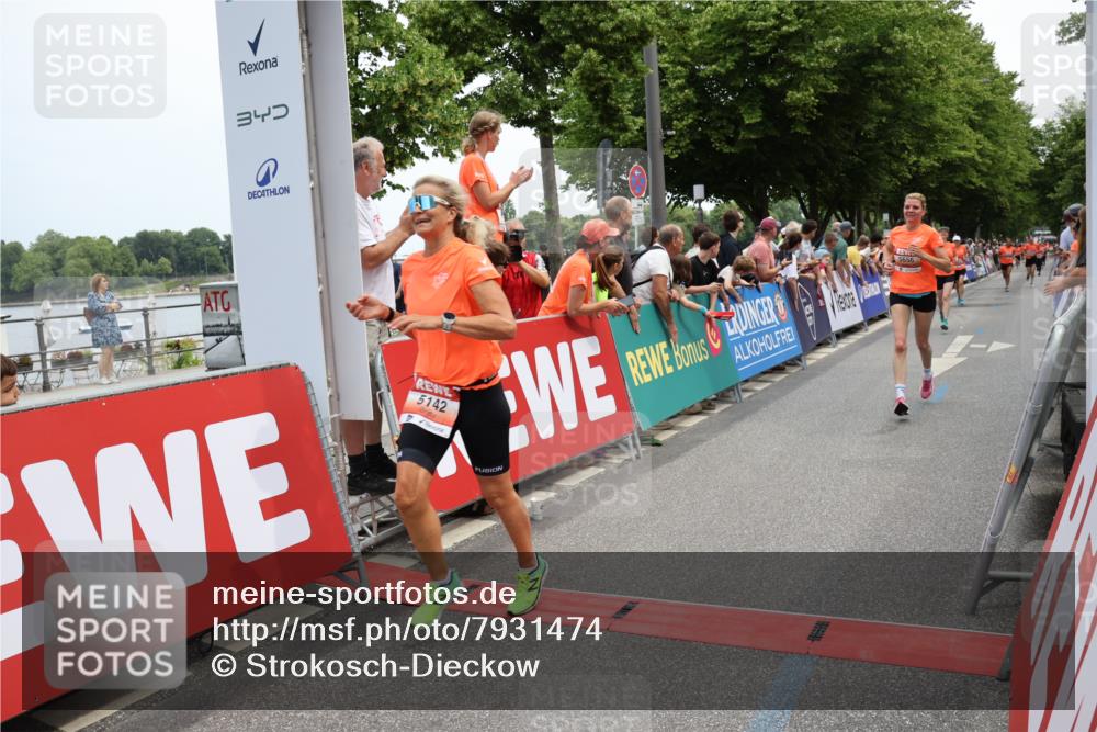 15.06.2025 - REWE Women's Run Strokosch-Dieckow http://msf.ph/oto/7931474 15.06.2025 10:57:23 Ziel 5142, 5326, 5537, 5656 meine-sportfotos.de
