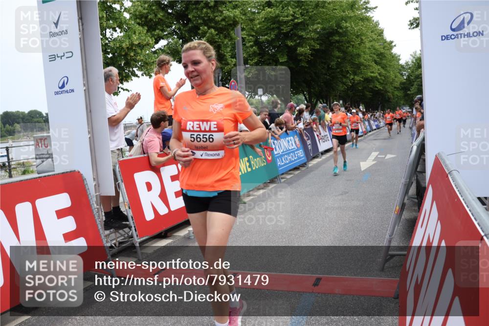 15.06.2025 - REWE Women's Run Strokosch-Dieckow http://msf.ph/oto/7931479 15.06.2025 10:57:25 Ziel 5142, 5201, 5326, 5537, 5656 meine-sportfotos.de