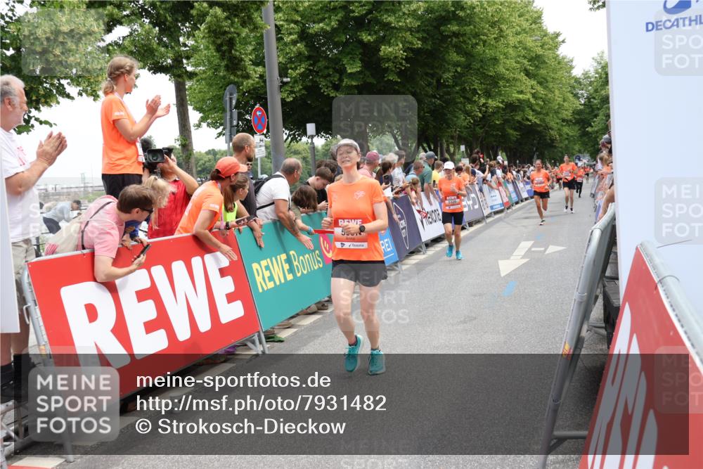 15.06.2025 - REWE Women's Run Strokosch-Dieckow http://msf.ph/oto/7931482 15.06.2025 10:57:26 Ziel 5142, 5154, 5201, 5326, 5537, 5656 meine-sportfotos.de