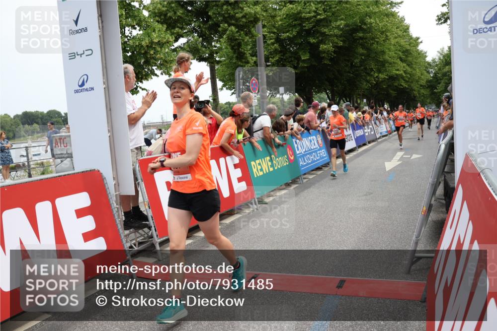 15.06.2025 - REWE Women's Run Strokosch-Dieckow http://msf.ph/oto/7931485 15.06.2025 10:57:27 Ziel 5142, 5154, 5201, 5326, 5537, 5656 meine-sportfotos.de