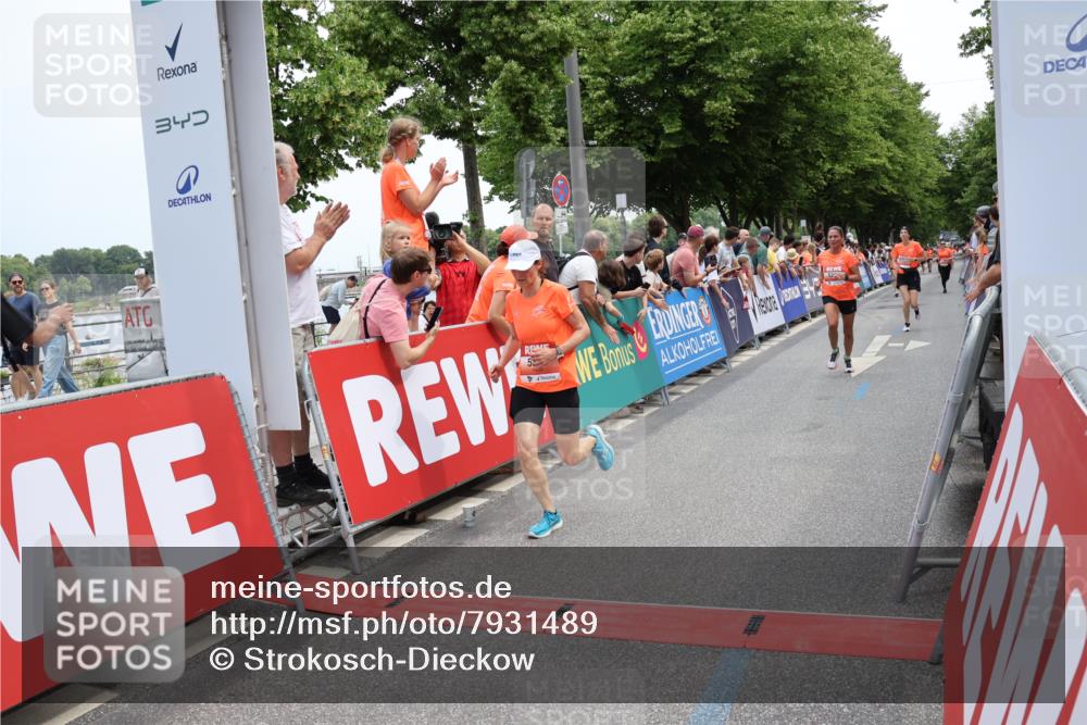 15.06.2025 - REWE Women's Run Strokosch-Dieckow http://msf.ph/oto/7931489 15.06.2025 10:57:29 Ziel 5142, 5154, 5201, 5326, 5537, 5656 meine-sportfotos.de