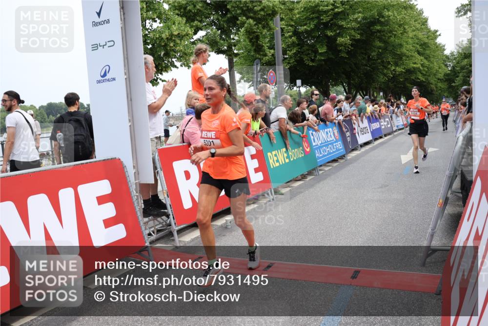 15.06.2025 - REWE Women's Run Strokosch-Dieckow http://msf.ph/oto/7931495 15.06.2025 10:57:31 Ziel 5154, 5201, 5326, 5486, 5537, 5611, 5656 meine-sportfotos.de