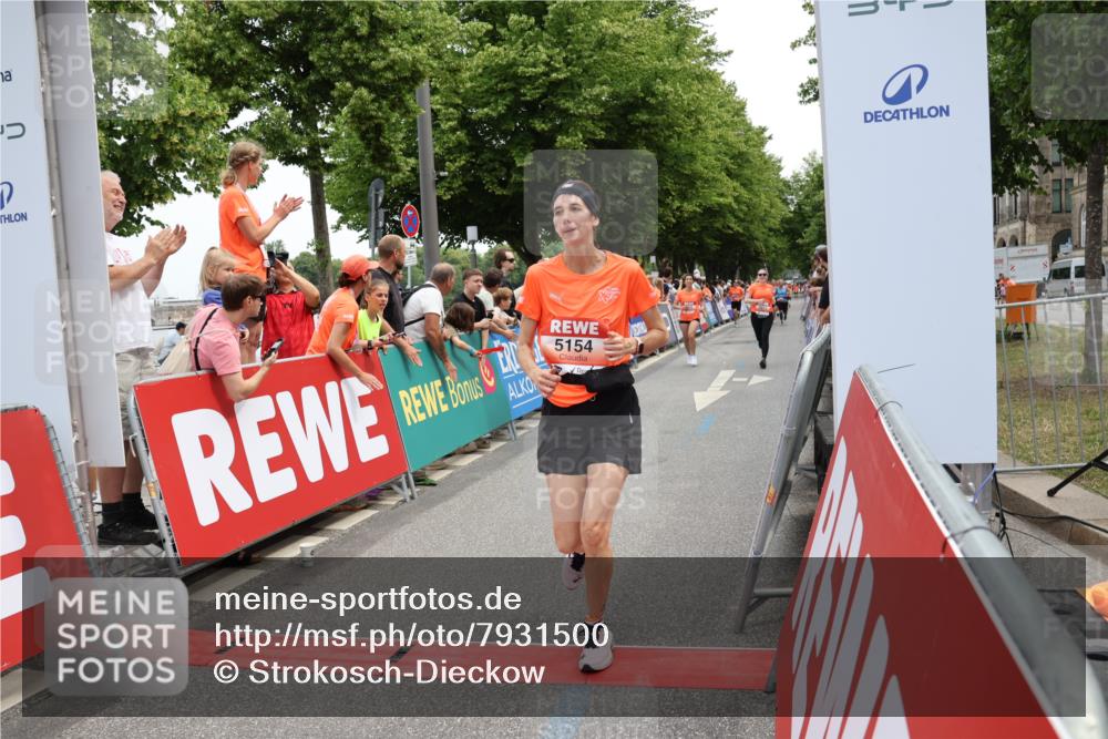 15.06.2025 - REWE Women's Run Strokosch-Dieckow http://msf.ph/oto/7931500 15.06.2025 10:57:33 Ziel 5154, 5201, 5326, 5327, 5486, 5537, 5611 meine-sportfotos.de