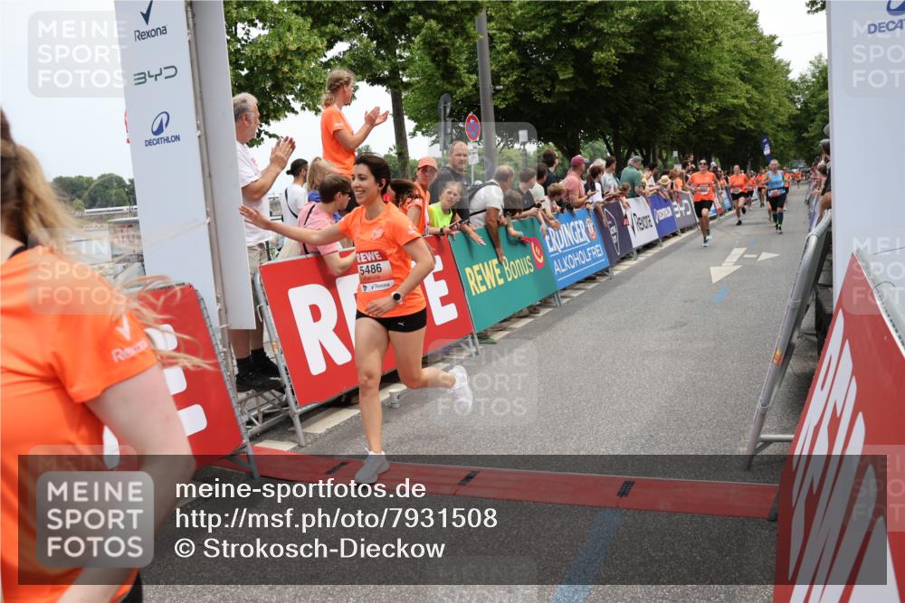 15.06.2025 - REWE Women's Run Strokosch-Dieckow http://msf.ph/oto/7931508 15.06.2025 10:57:37 Ziel 5031, 5154, 5201, 5264, 5327, 5486, 5507, 5611 meine-sportfotos.de
