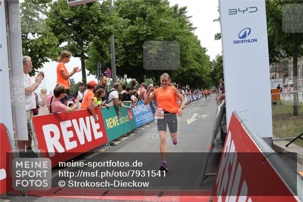 15.06.2025 - REWE Women's Run Strokosch-Dieckow http://msf.ph/oto/7931541 15.06.2025 10:57:59 Ziel 5456, 5513 meine-sportfotos.de