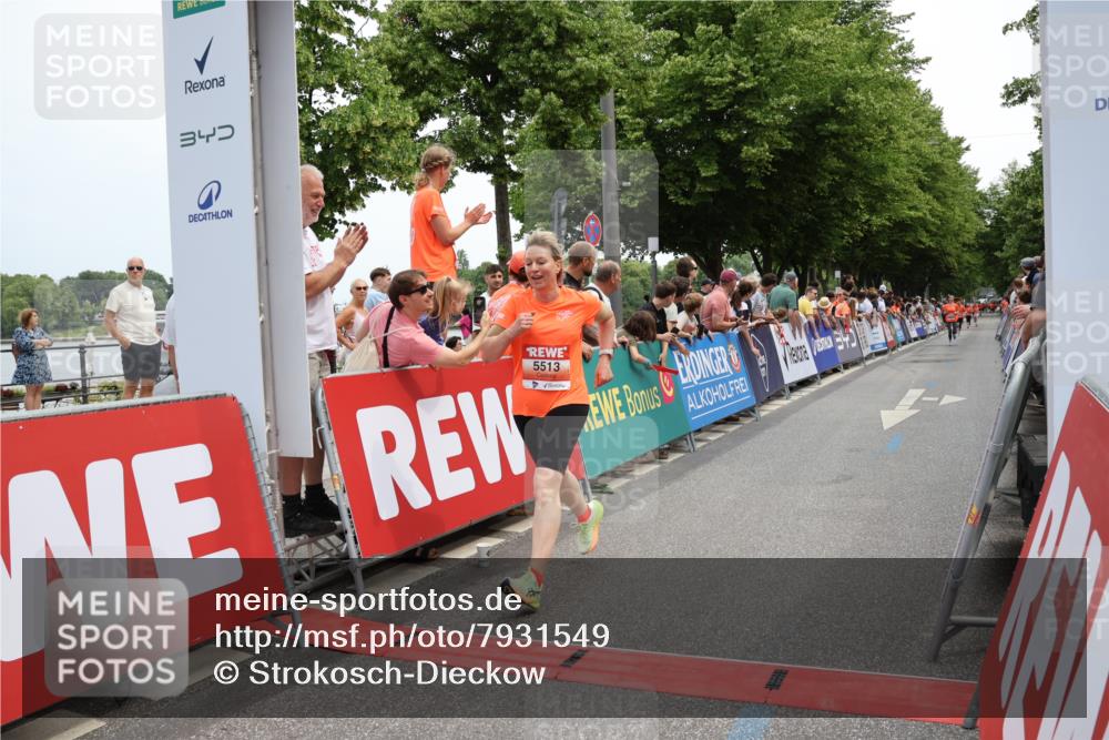 15.06.2025 - REWE Women's Run Strokosch-Dieckow http://msf.ph/oto/7931549 15.06.2025 10:58:01 Ziel 5456, 5513 meine-sportfotos.de