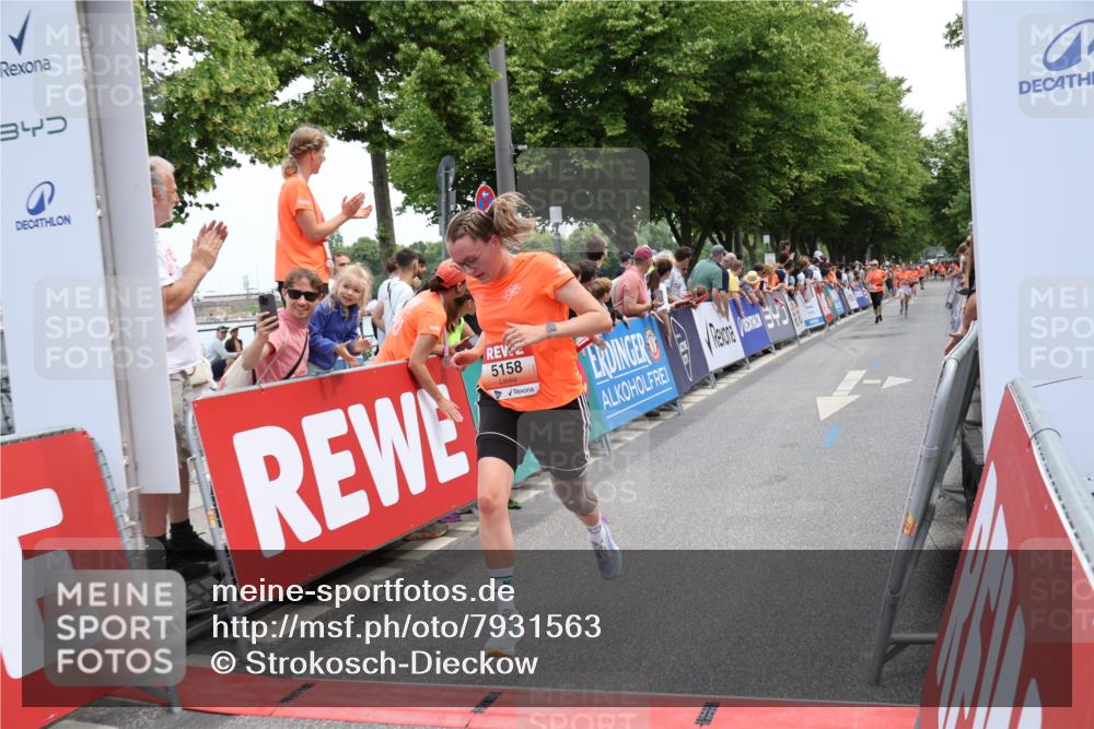 15.06.2025 - REWE Women's Run Strokosch-Dieckow http://msf.ph/oto/7931563 15.06.2025 10:58:11 Ziel 5158, 5162, 5368 meine-sportfotos.de
