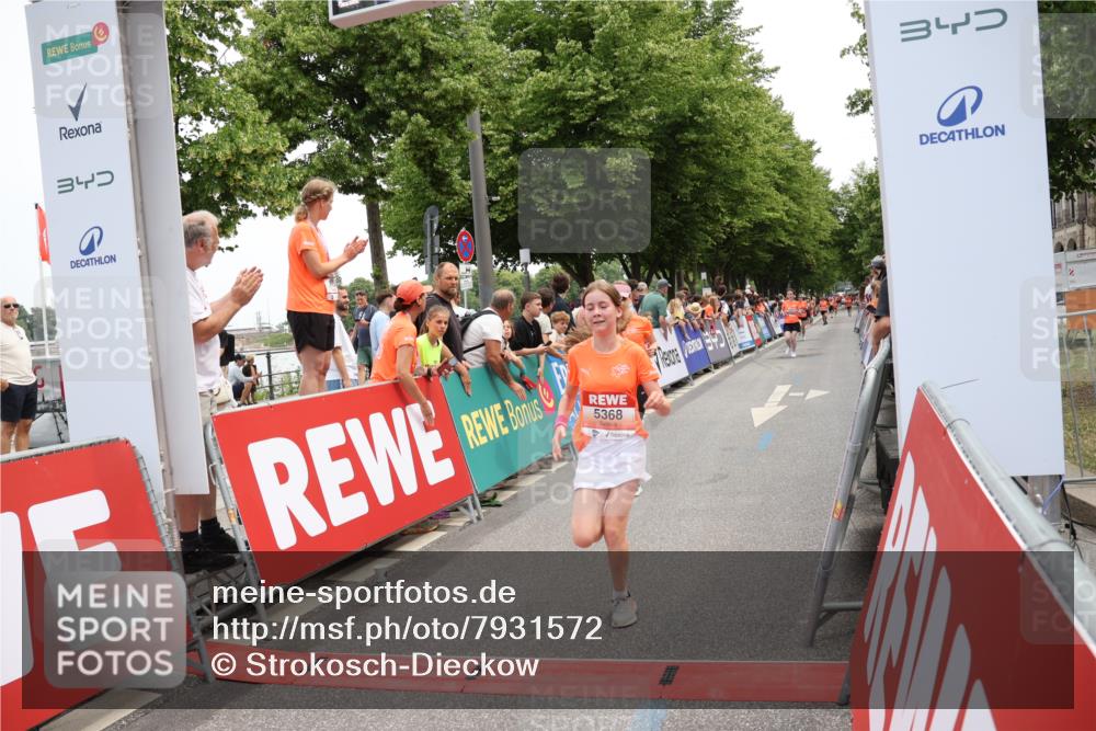15.06.2025 - REWE Women's Run Strokosch-Dieckow http://msf.ph/oto/7931572 15.06.2025 10:58:17 Ziel 5158, 5328, 5368, 5442, 5648 meine-sportfotos.de