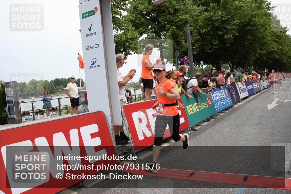 15.06.2025 - REWE Women's Run Strokosch-Dieckow http://msf.ph/oto/7931576 15.06.2025 10:58:18 Ziel 5158, 5328, 5368, 5442, 5648 meine-sportfotos.de