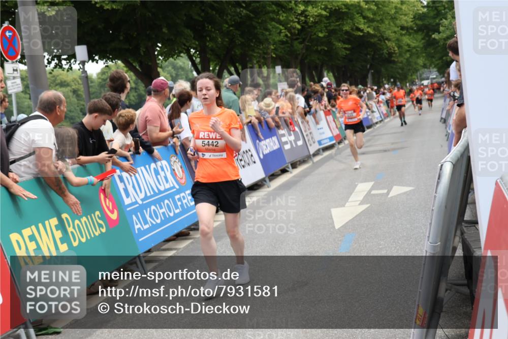 15.06.2025 - REWE Women's Run Strokosch-Dieckow http://msf.ph/oto/7931581 15.06.2025 10:58:21 Ziel 5328, 5368, 5442, 5648 meine-sportfotos.de