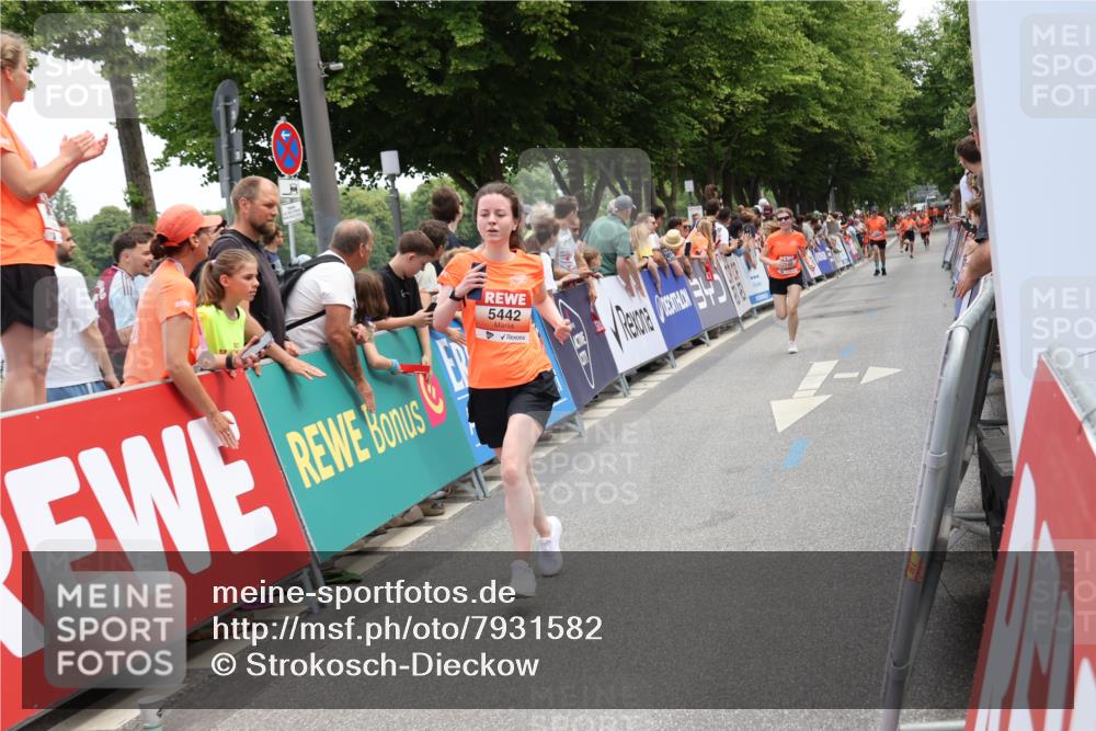 15.06.2025 - REWE Women's Run Strokosch-Dieckow http://msf.ph/oto/7931582 15.06.2025 10:58:21 Ziel 5328, 5368, 5442, 5648 meine-sportfotos.de