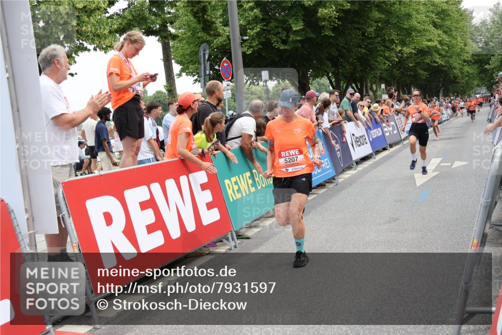 15.06.2025 - REWE Women's Run Strokosch-Dieckow http://msf.ph/oto/7931597 15.06.2025 10:58:28 Ziel 5207, 5416, 5442, 5591, 5648 meine-sportfotos.de