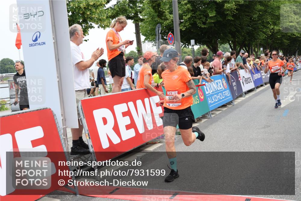 15.06.2025 - REWE Women's Run Strokosch-Dieckow http://msf.ph/oto/7931599 15.06.2025 10:58:29 Ziel 5207, 5416, 5591, 5648 meine-sportfotos.de