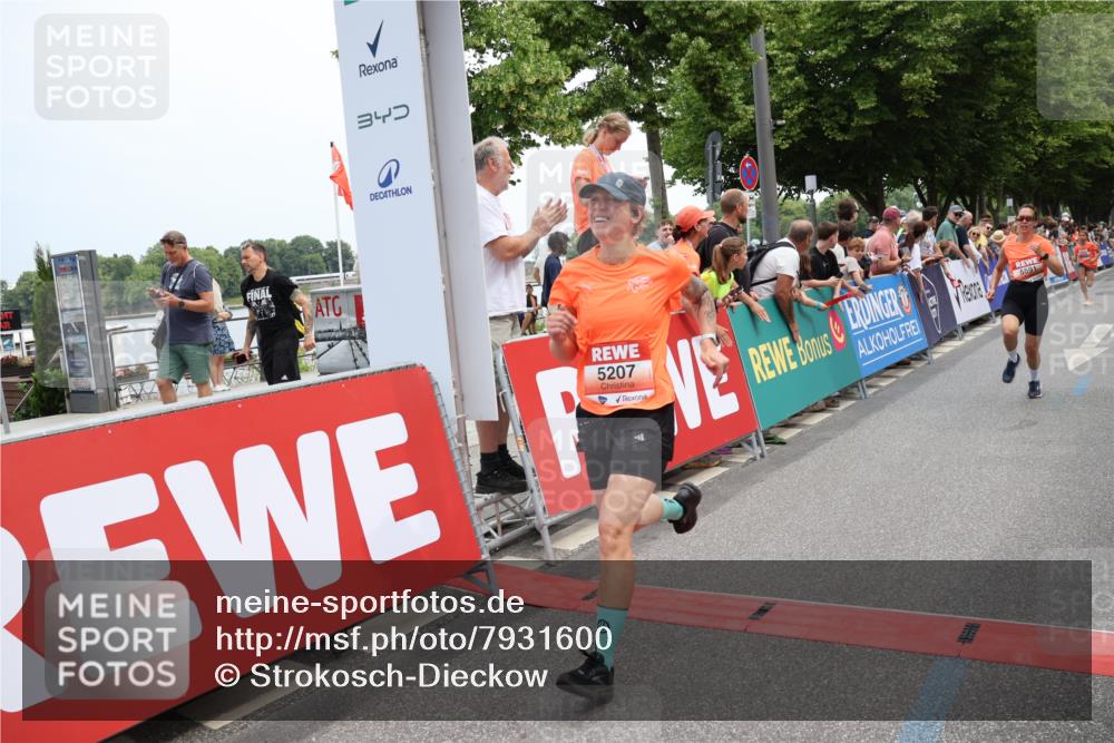 15.06.2025 - REWE Women's Run Strokosch-Dieckow http://msf.ph/oto/7931600 15.06.2025 10:58:29 Ziel 5207, 5416, 5591, 5648 meine-sportfotos.de