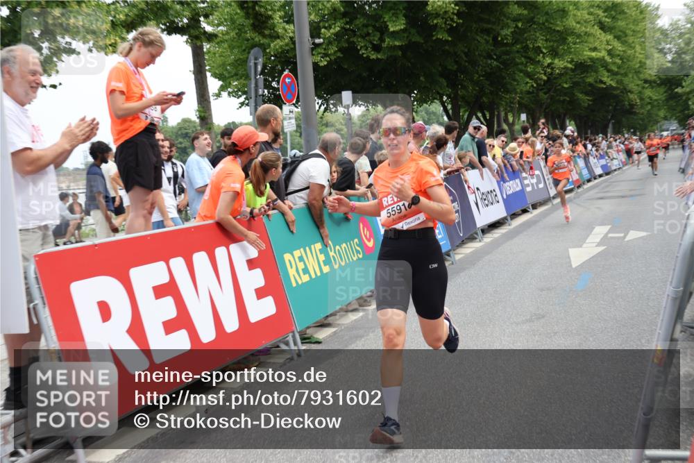 15.06.2025 - REWE Women's Run Strokosch-Dieckow http://msf.ph/oto/7931602 15.06.2025 10:58:30 Ziel 5207, 5416, 5591, 5648 meine-sportfotos.de
