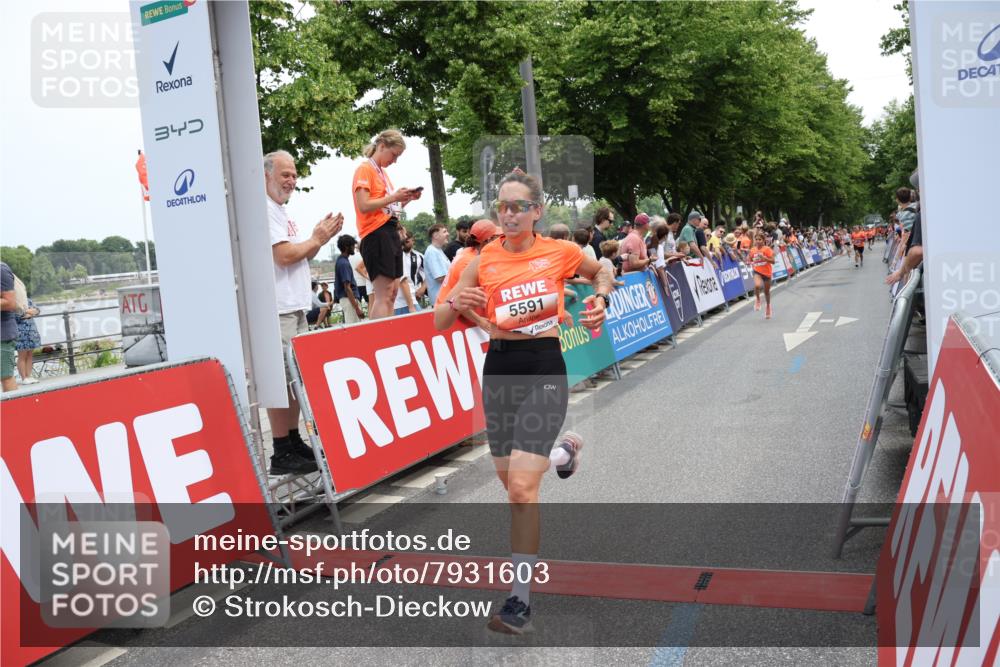 15.06.2025 - REWE Women's Run Strokosch-Dieckow http://msf.ph/oto/7931603 15.06.2025 10:58:30 Ziel 5207, 5416, 5591, 5648 meine-sportfotos.de