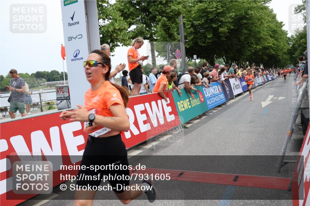 15.06.2025 - REWE Women's Run Strokosch-Dieckow http://msf.ph/oto/7931605 15.06.2025 10:58:31 Ziel 5207, 5405, 5416, 5591 meine-sportfotos.de