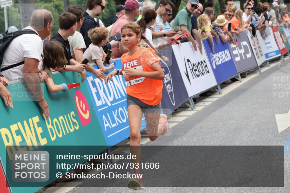 15.06.2025 - REWE Women's Run Strokosch-Dieckow http://msf.ph/oto/7931606 15.06.2025 10:58:32 Ziel 5207, 5405, 5416, 5591 meine-sportfotos.de