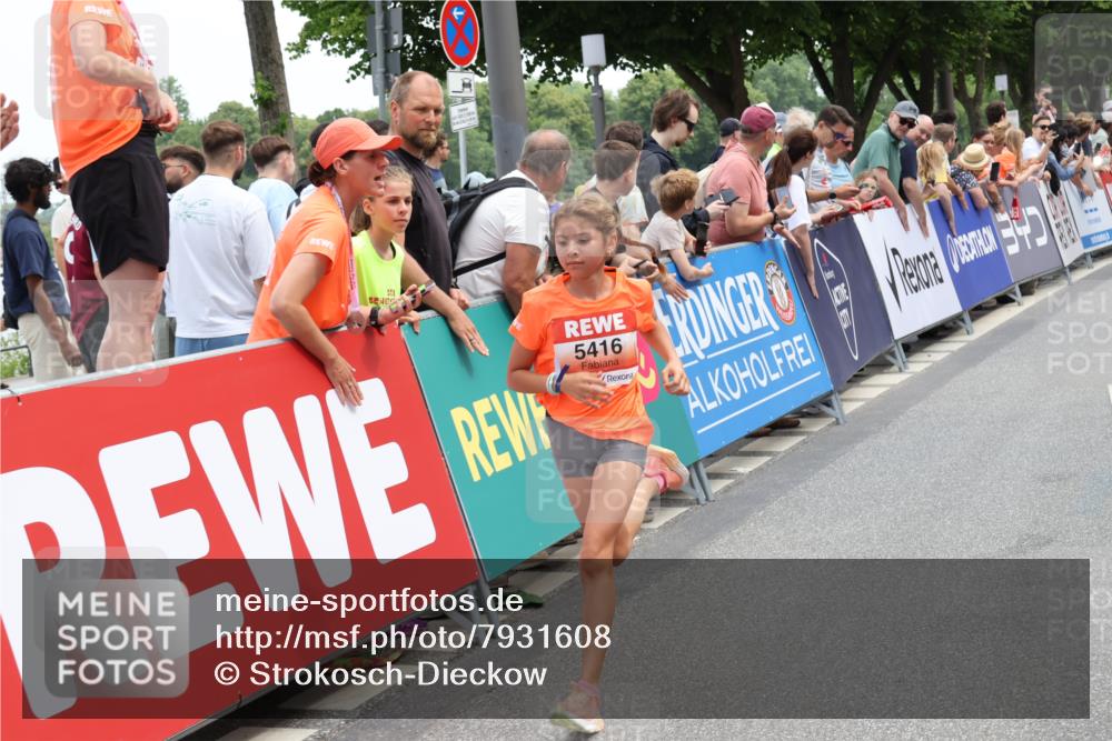 15.06.2025 - REWE Women's Run Strokosch-Dieckow http://msf.ph/oto/7931608 15.06.2025 10:58:32 Ziel 5207, 5405, 5416, 5591 meine-sportfotos.de
