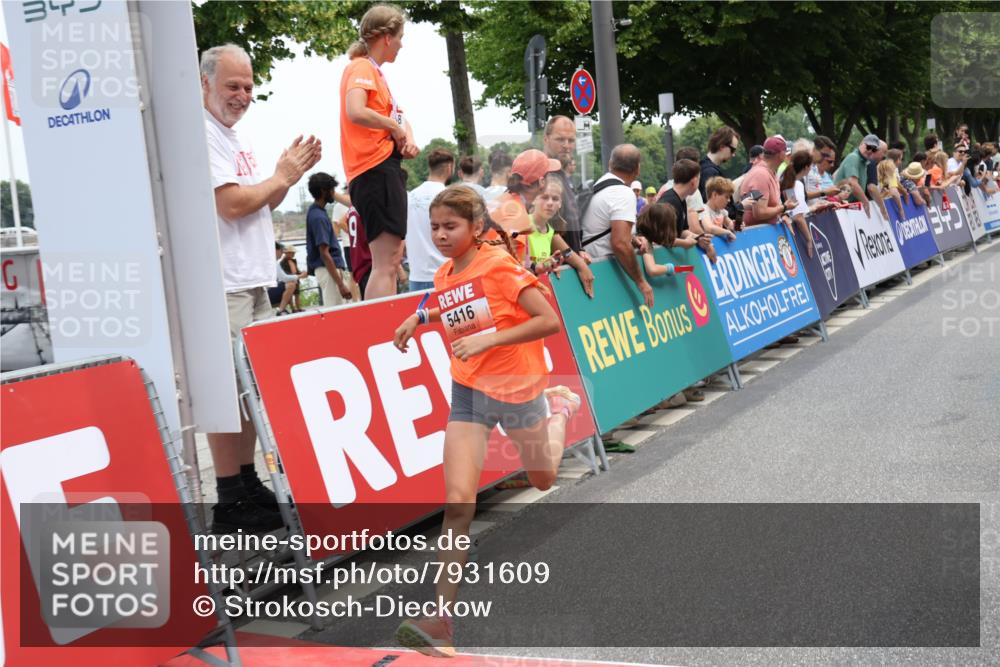 15.06.2025 - REWE Women's Run Strokosch-Dieckow http://msf.ph/oto/7931609 15.06.2025 10:58:33 Ziel 5207, 5405, 5416, 5591 meine-sportfotos.de