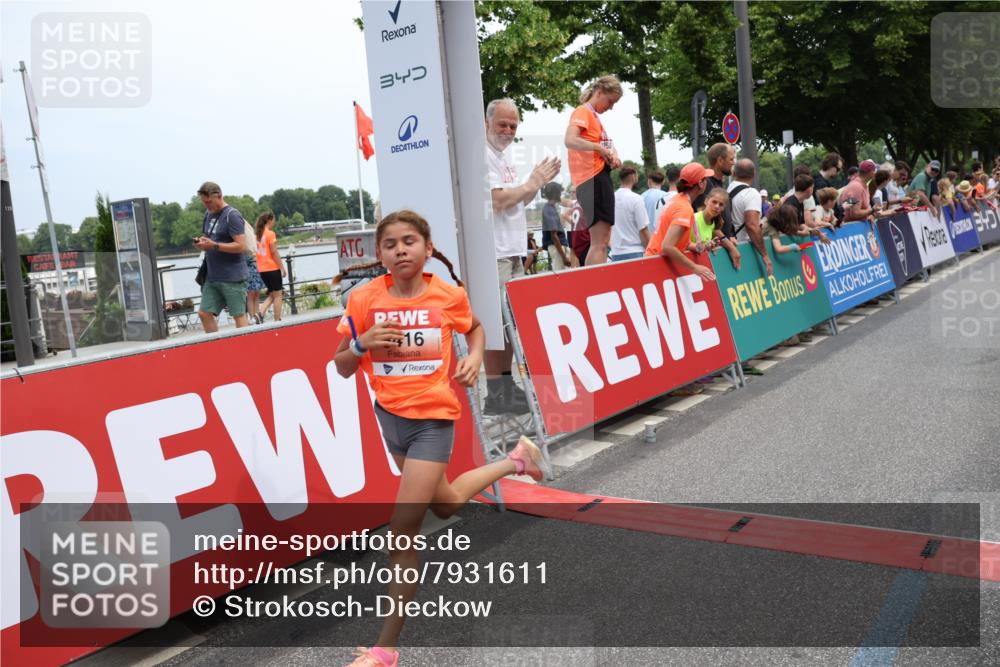 15.06.2025 - REWE Women's Run Strokosch-Dieckow http://msf.ph/oto/7931611 15.06.2025 10:58:33 Ziel 5207, 5405, 5416, 5591 meine-sportfotos.de