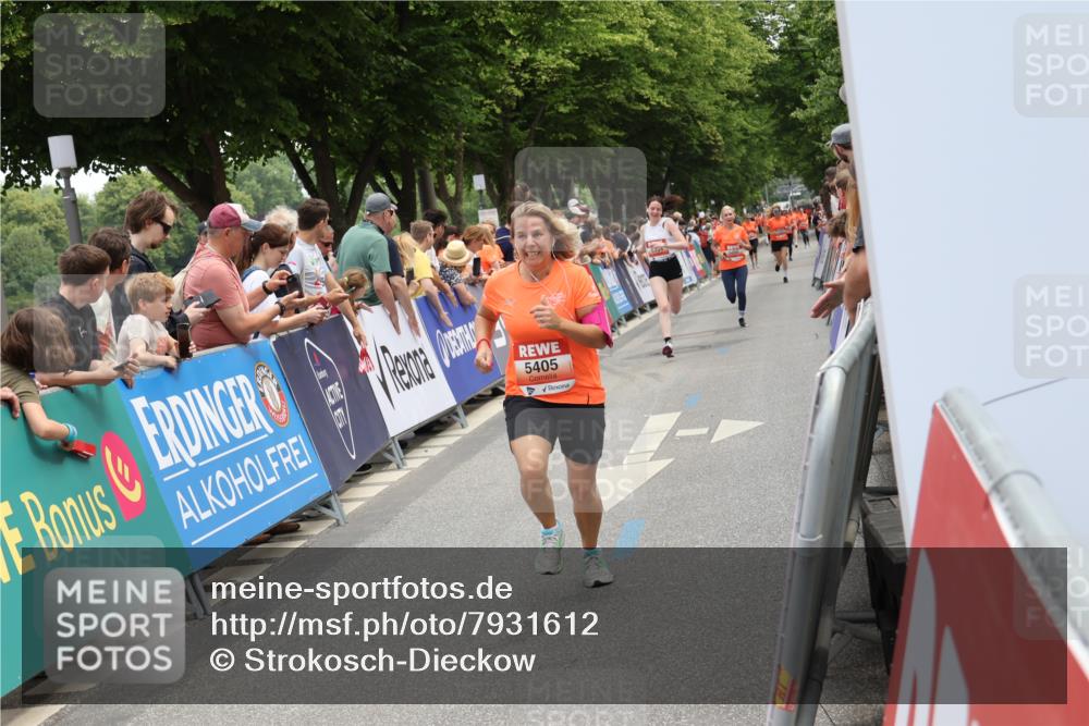 15.06.2025 - REWE Women's Run Strokosch-Dieckow http://msf.ph/oto/7931612 15.06.2025 10:58:37 Ziel 5060, 5354, 5405, 5416, 5591 meine-sportfotos.de