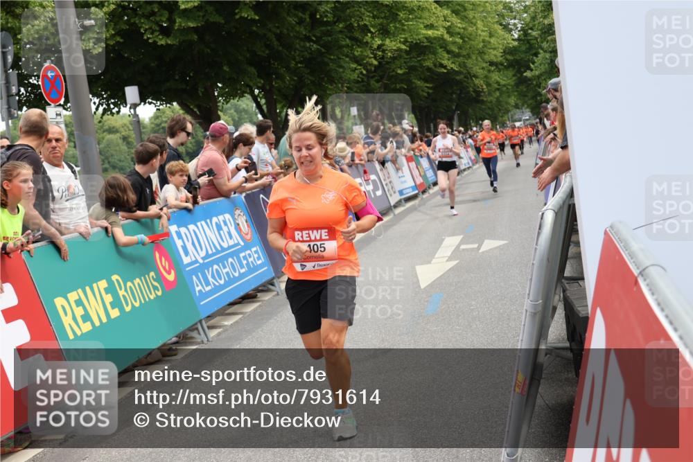 15.06.2025 - REWE Women's Run Strokosch-Dieckow http://msf.ph/oto/7931614 15.06.2025 10:58:37 Ziel 5060, 5354, 5405, 5416, 5591 meine-sportfotos.de