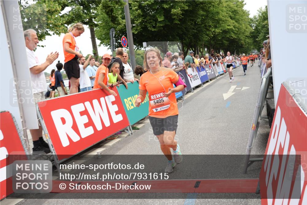 15.06.2025 - REWE Women's Run Strokosch-Dieckow http://msf.ph/oto/7931615 15.06.2025 10:58:38 Ziel 5060, 5354, 5405, 5416 meine-sportfotos.de