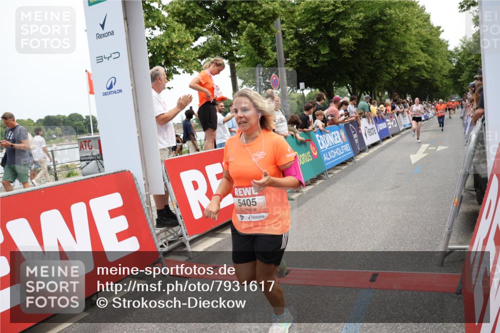 15.06.2025 - REWE Women's Run Strokosch-Dieckow http://msf.ph/oto/7931617 15.06.2025 10:58:38 Ziel 5060, 5354, 5405, 5416 meine-sportfotos.de