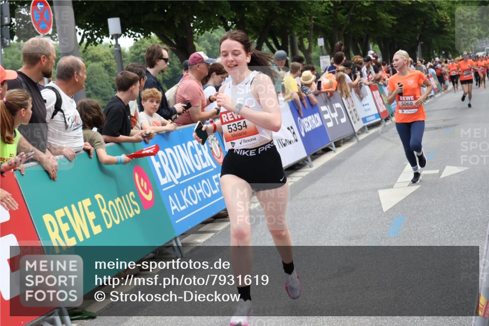 15.06.2025 - REWE Women's Run Strokosch-Dieckow http://msf.ph/oto/7931619 15.06.2025 10:58:40 Ziel 5060, 5354, 5405 meine-sportfotos.de