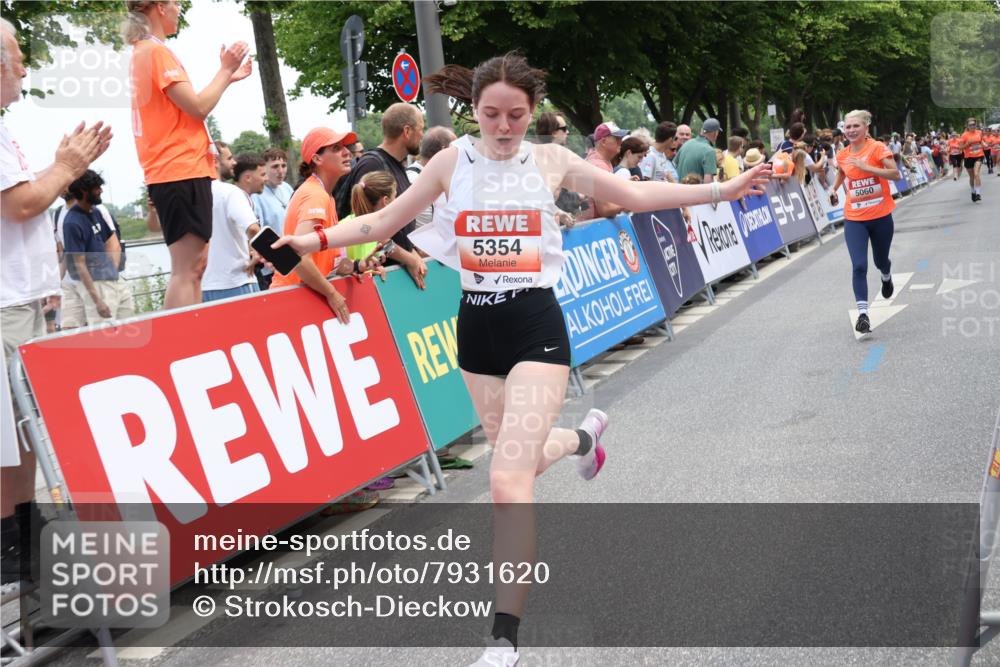 15.06.2025 - REWE Women's Run Strokosch-Dieckow http://msf.ph/oto/7931620 15.06.2025 10:58:41 Ziel 5060, 5305, 5354, 5405 meine-sportfotos.de