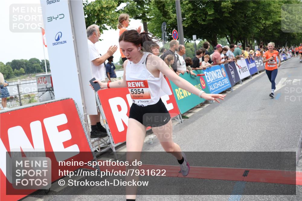 15.06.2025 - REWE Women's Run Strokosch-Dieckow http://msf.ph/oto/7931622 15.06.2025 10:58:41 Ziel 5060, 5305, 5354, 5405 meine-sportfotos.de