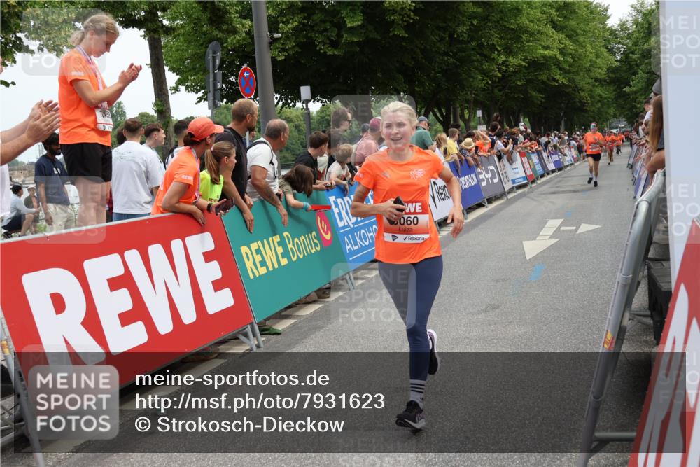 15.06.2025 - REWE Women's Run Strokosch-Dieckow http://msf.ph/oto/7931623 15.06.2025 10:58:42 Ziel 5060, 5305, 5354, 5405 meine-sportfotos.de