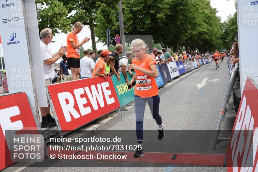 15.06.2025 - REWE Women's Run Strokosch-Dieckow http://msf.ph/oto/7931625 15.06.2025 10:58:43 Ziel 5060, 5305, 5354, 5405 meine-sportfotos.de