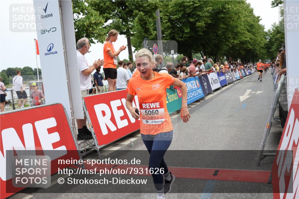 15.06.2025 - REWE Women's Run Strokosch-Dieckow http://msf.ph/oto/7931626 15.06.2025 10:58:43 Ziel 5060, 5305, 5354, 5405 meine-sportfotos.de