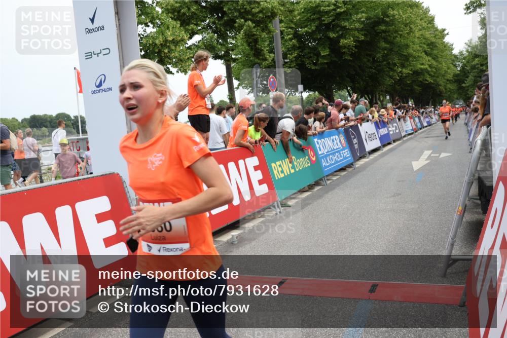 15.06.2025 - REWE Women's Run Strokosch-Dieckow http://msf.ph/oto/7931628 15.06.2025 10:58:43 Ziel 5060, 5305, 5354, 5405 meine-sportfotos.de