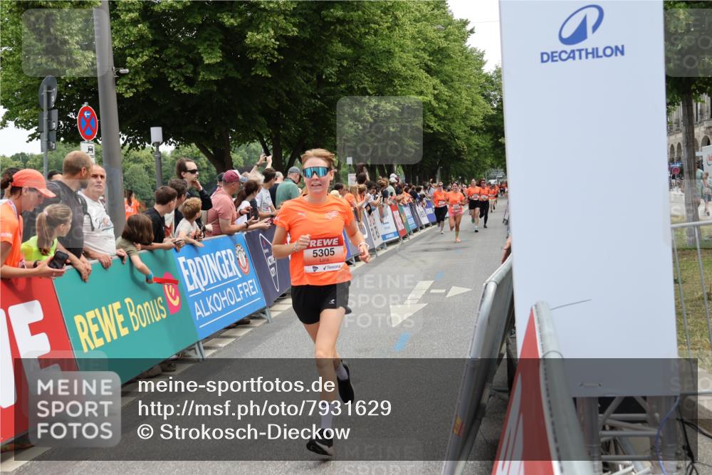 15.06.2025 - REWE Women's Run Strokosch-Dieckow http://msf.ph/oto/7931629 15.06.2025 10:58:47 Ziel 5060, 5305, 5354, 5423, 5686 meine-sportfotos.de