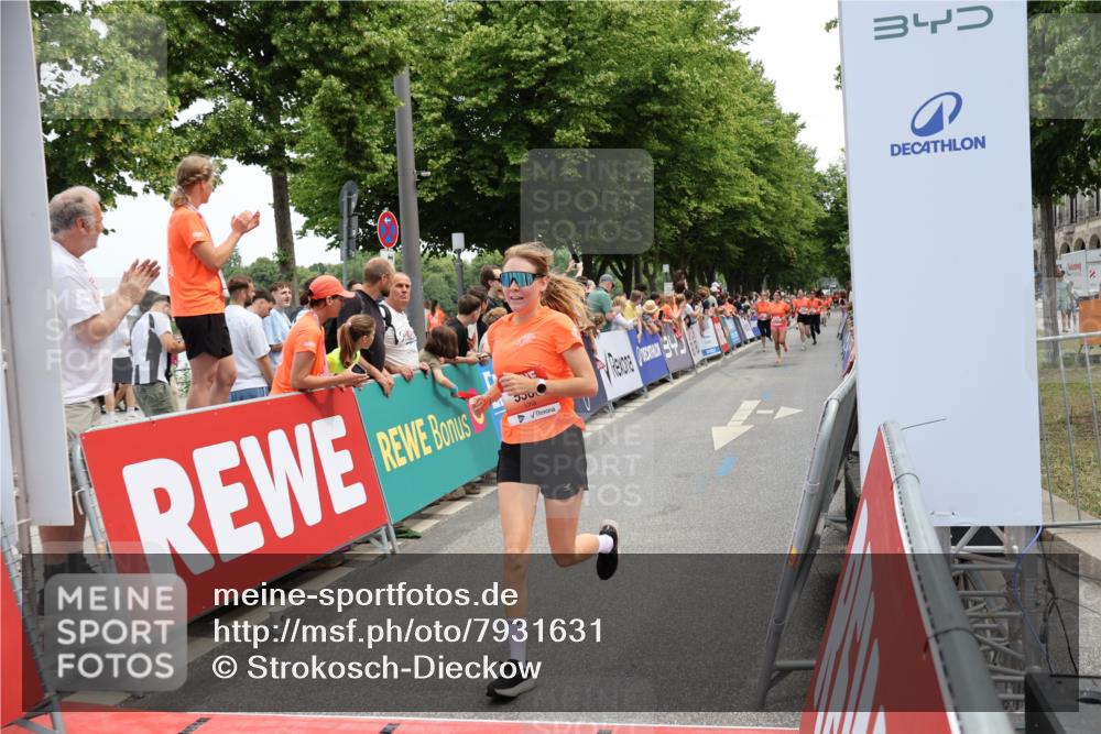 15.06.2025 - REWE Women's Run Strokosch-Dieckow http://msf.ph/oto/7931631 15.06.2025 10:58:47 Ziel 5060, 5305, 5354, 5423, 5686 meine-sportfotos.de