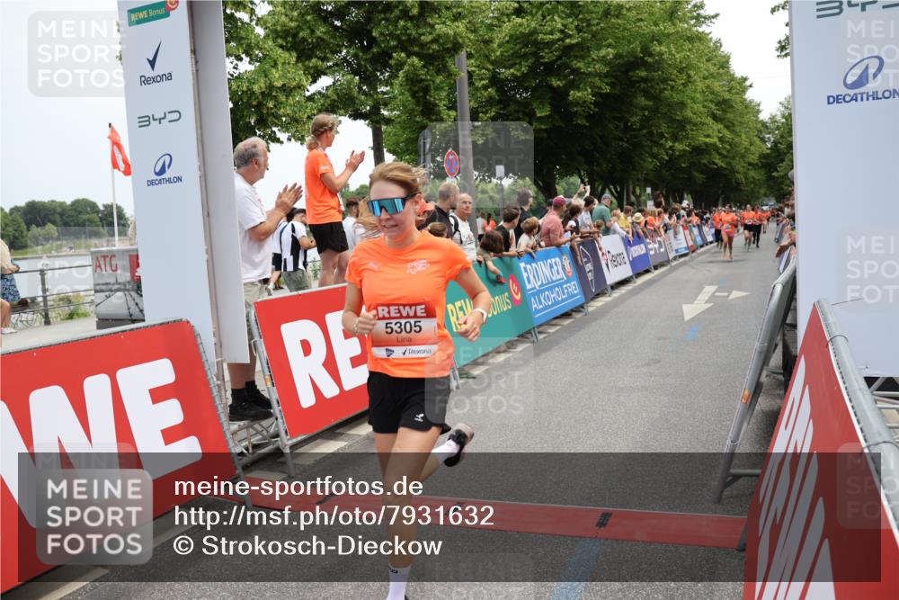 15.06.2025 - REWE Women's Run Strokosch-Dieckow http://msf.ph/oto/7931632 15.06.2025 10:58:48 Ziel 5060, 5087, 5305, 5423, 5686 meine-sportfotos.de